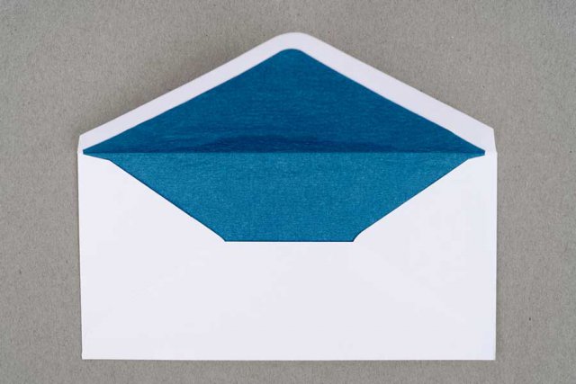 Briefumschläge DIN lang, Weiß mit Innenfutter in Blau