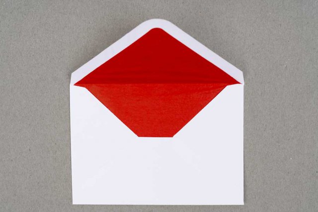 Briefumschläge DIN C6, Weiß mit Innenfutter in Rot